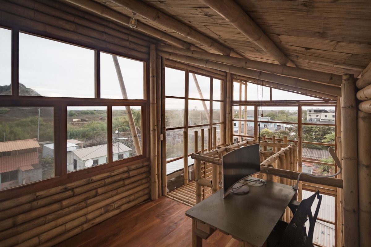 The studio in the upper part of the house with a view of the sea.