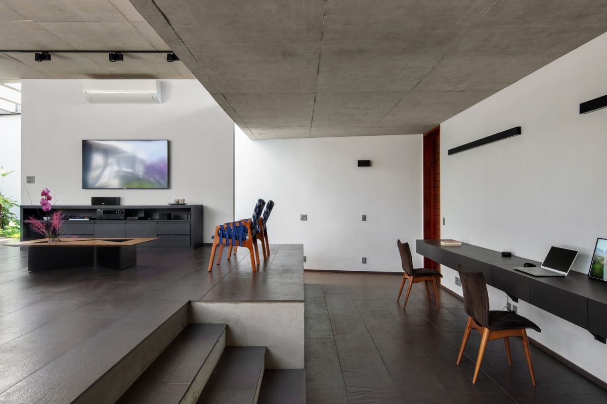 On the intermediate level are the TV/living room, fireplace and the square with the swimming pool.