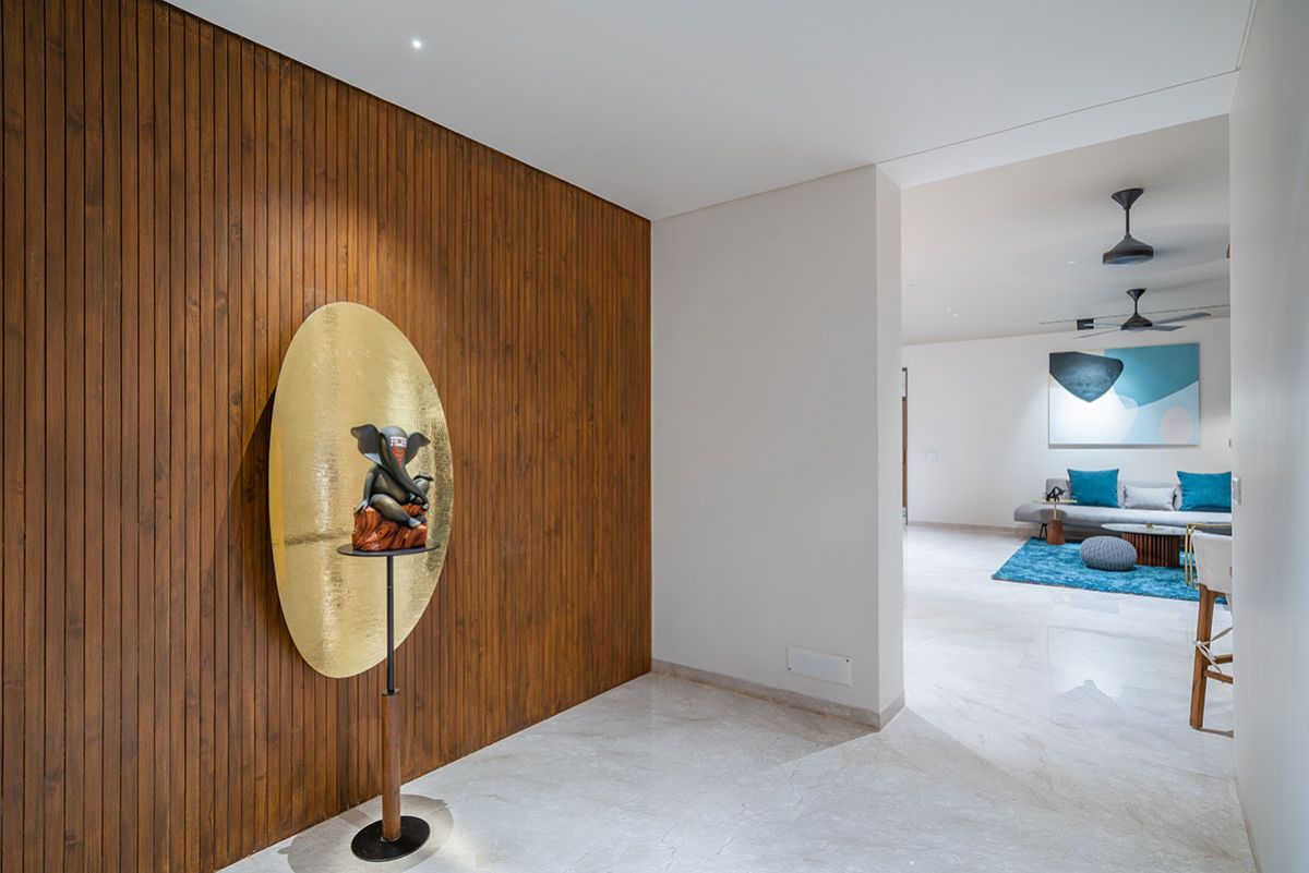 The foyer with mirror cladded vestibule area & minimal with metal wire frames & an ecstatic bench.