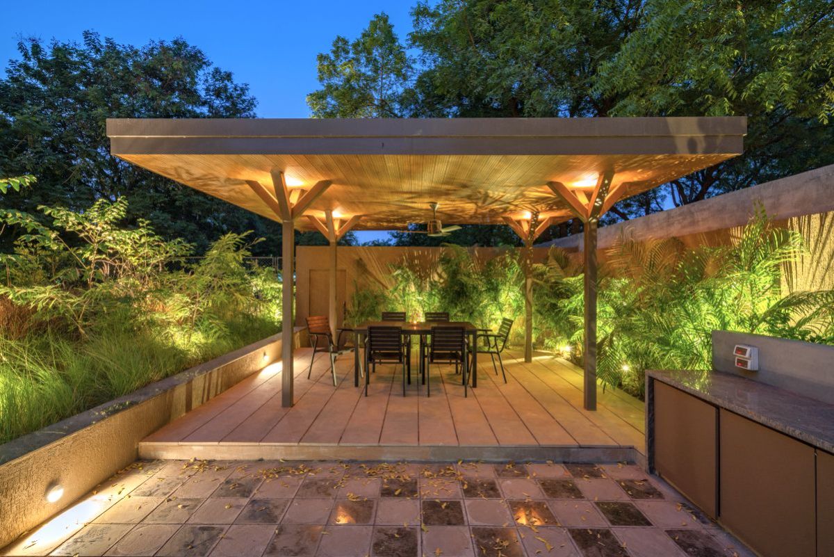 A corner pavilion suits for breakfast & tea time.