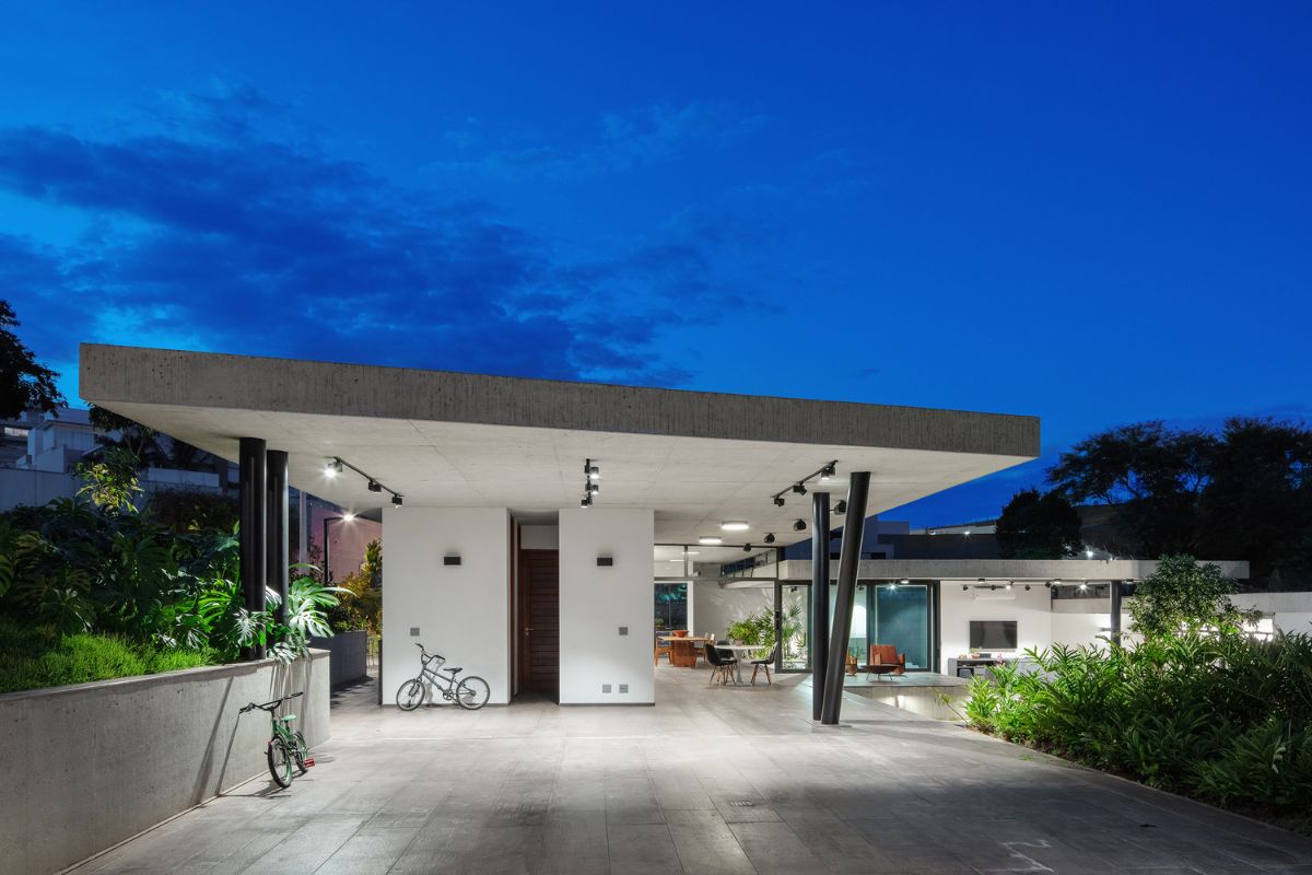The wide inside and outside spaces connected by the patio.