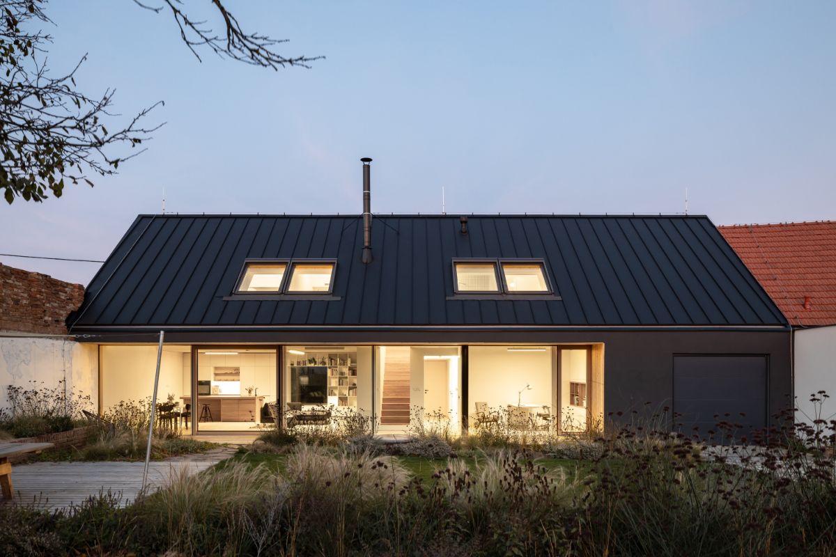 The house is based on concrete foundations and a slab, walled with sand-lime bricks, the ceiling structure is made of reinforced concrete.