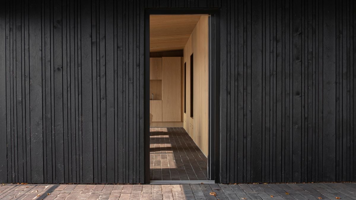 A house entrance made of natural materials, both in terms of construction and design.