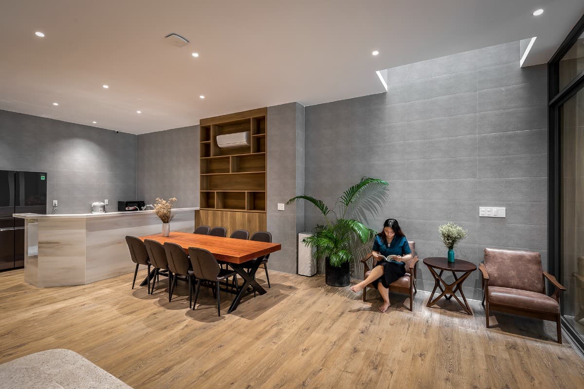 The living area is an open layout with a peninsula bar separating the kitchen.