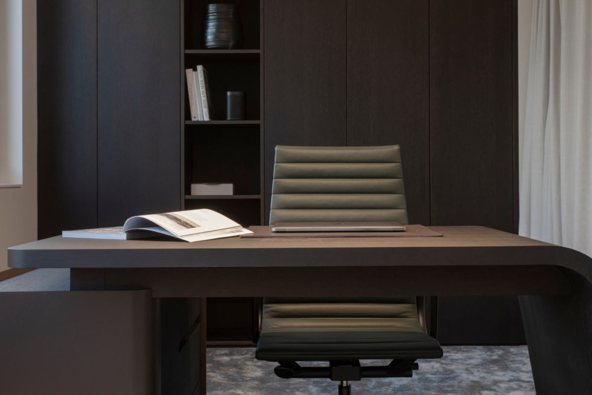 Anthracite is the tone-setting colour in this home office.
