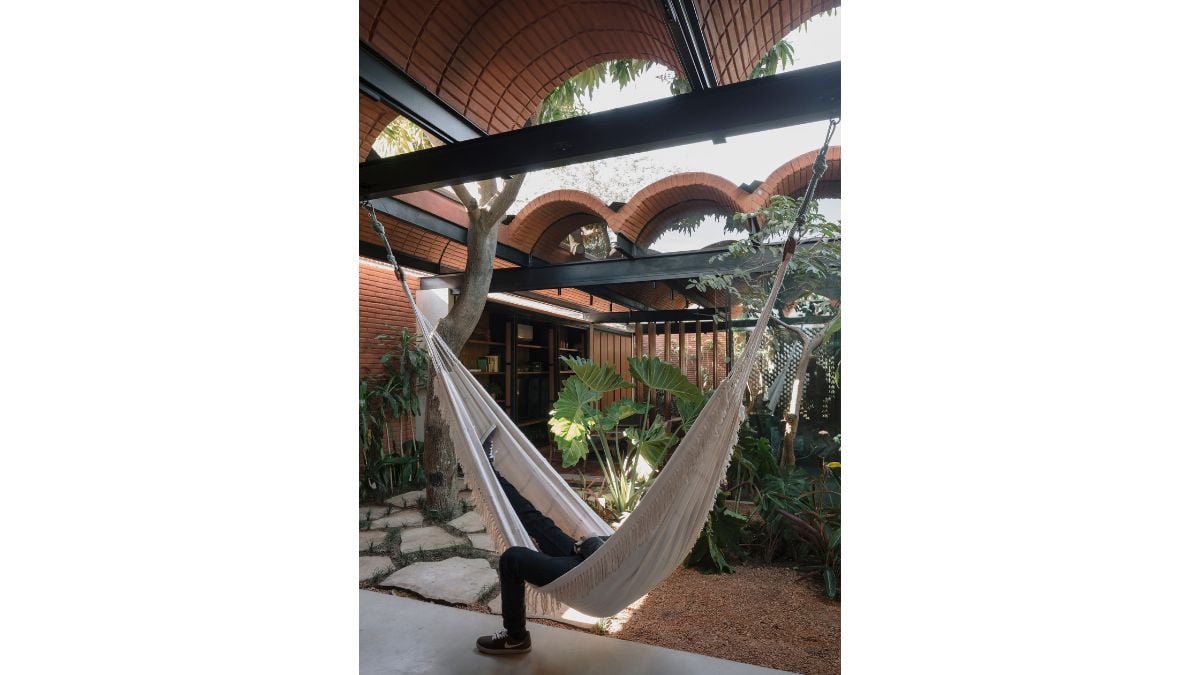 Because of its contact with the indoor plants and tree, the hammock is perfectly placed in the intermediate space.