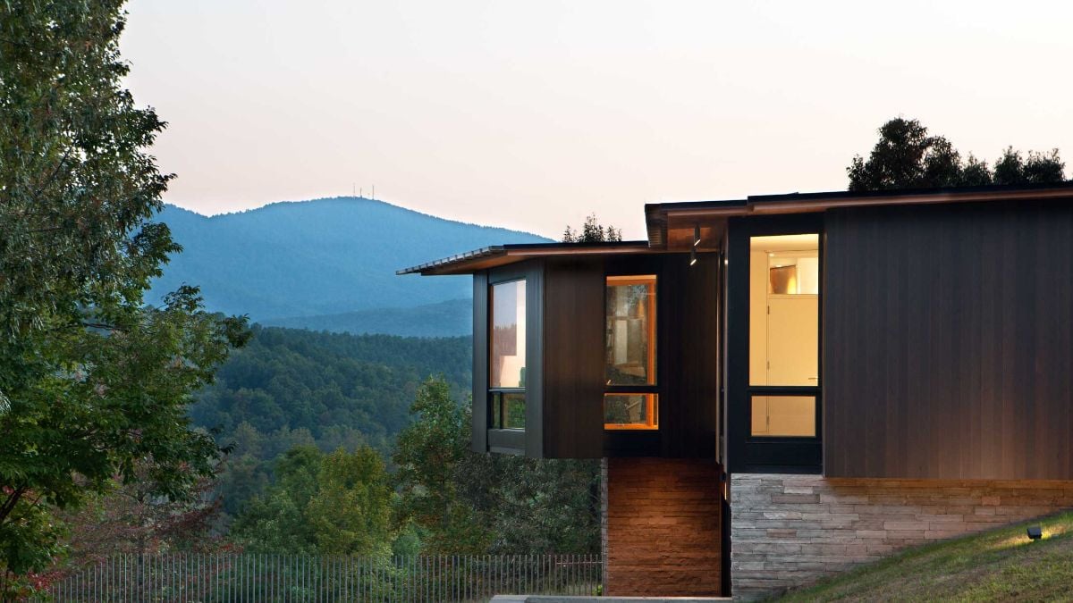 The room above the garage is a cantilever allowing you to see the best view of the mountain.