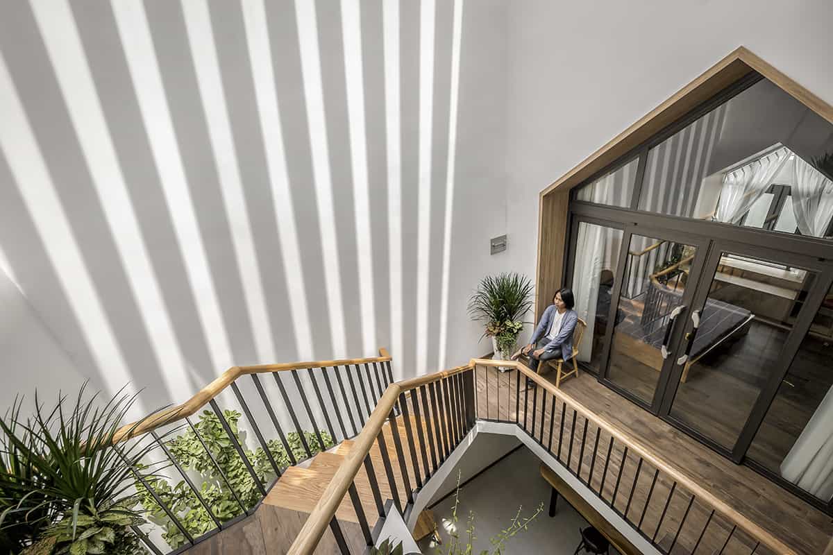 The staircases create deviation between the living spaces and bedrooms optimizing privacy.