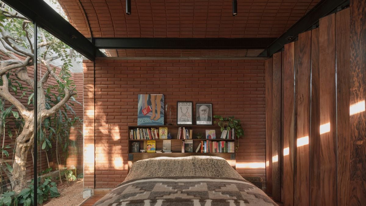 Because of the accessibility to nature and the neatly placed literature and minimalist paintings, the bedroom has the ideal atmosphere for relaxation.