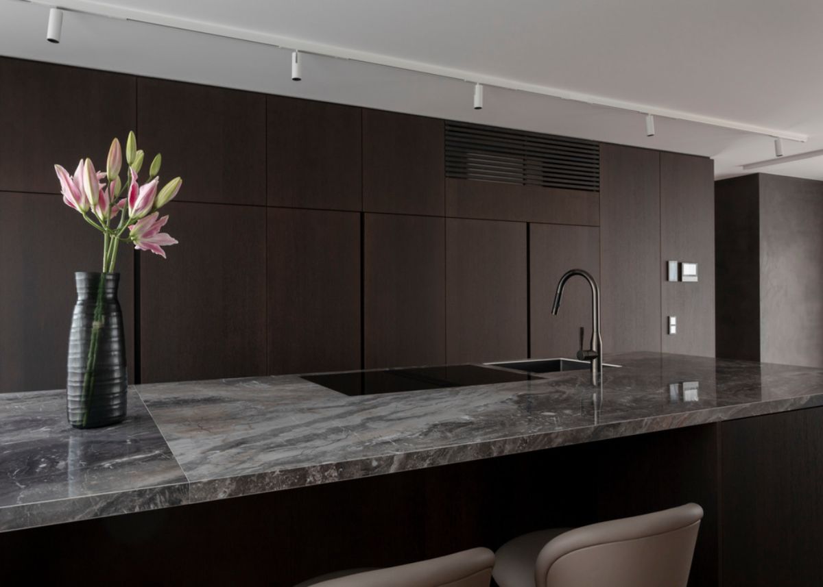 An eye-catching solid kitchen unit made of porcelain stoneware.