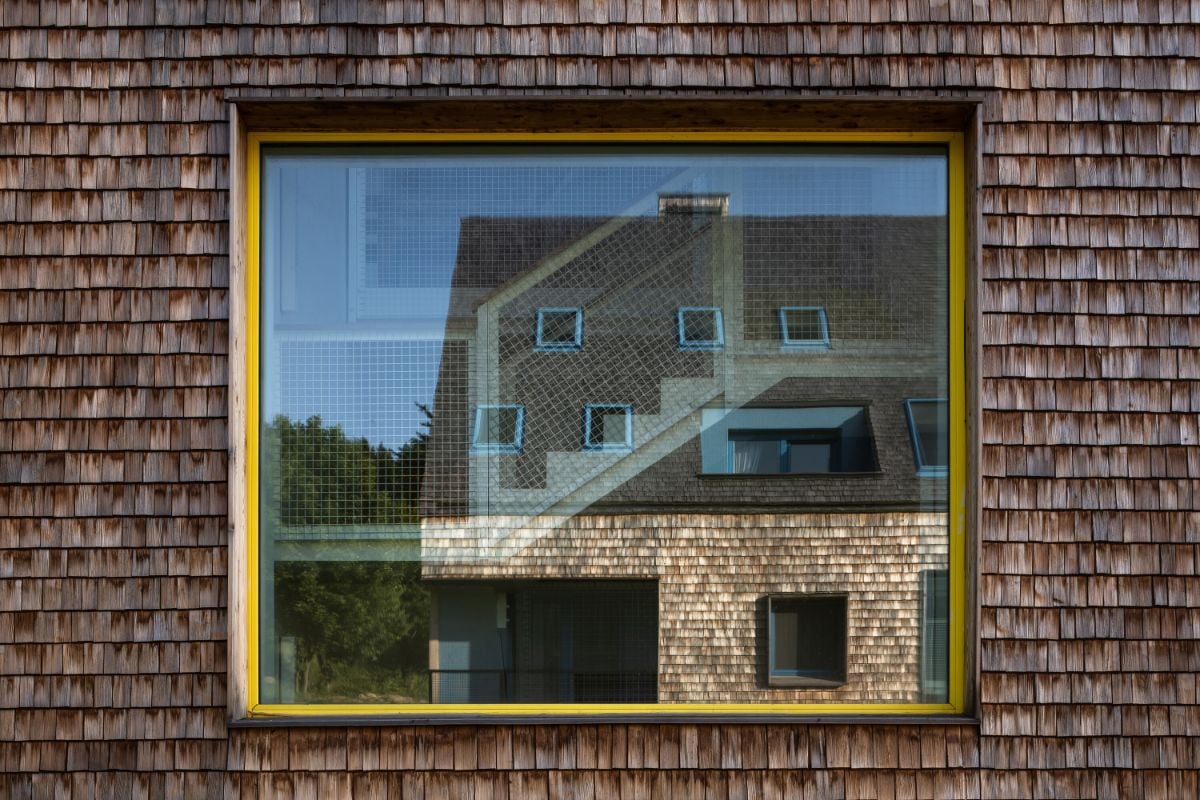 The larch shingle cladding gives off a rustic effect.