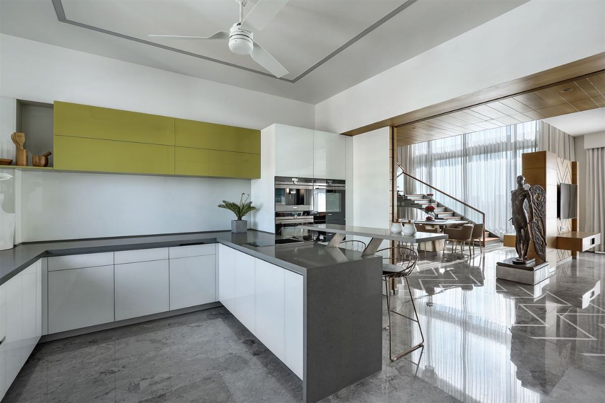 The kitchen provided with the sliding glass door, allows one to open up the space converging with the passage.
