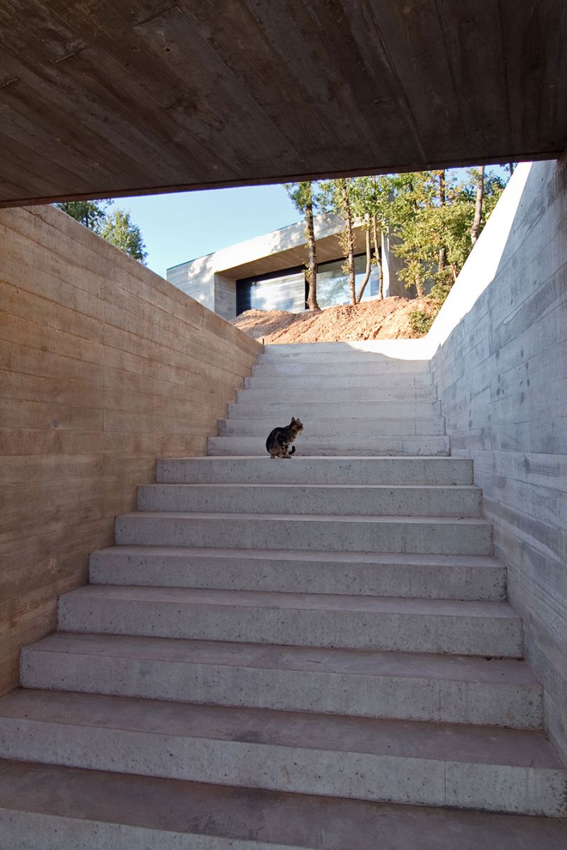 A nice path leading from the buried parking to the house's entrance porch.