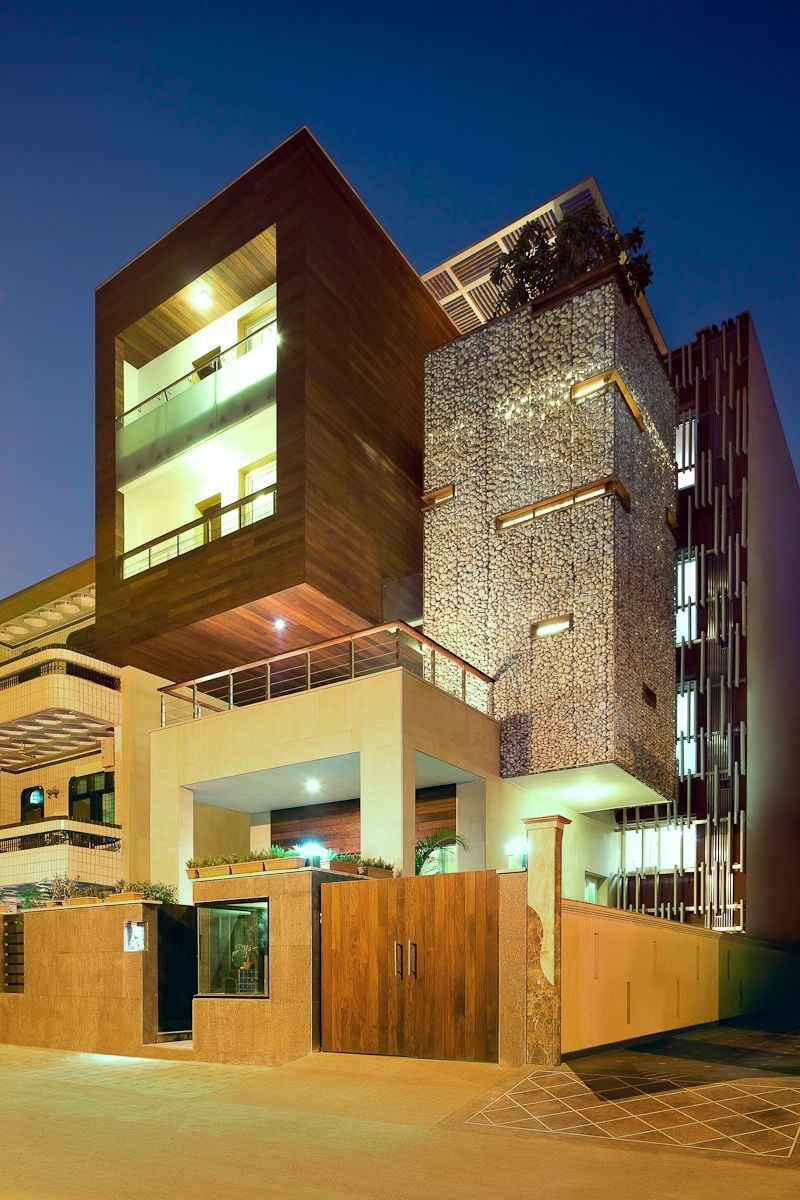 The main facade of the house that features cuboidal volumes that are supported on an interlaced, cantilevering structural system.