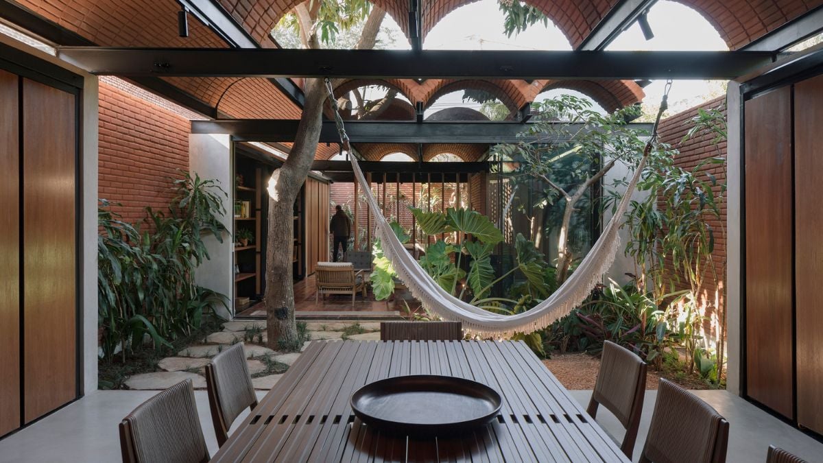 Across the intermediate space with the hammock, the guest area is visible from the eating area.