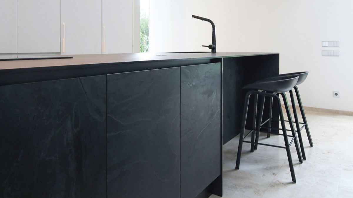 A striking contrast to the bright background was created by the kitchen area's black furniture and the textured surface of their facades.