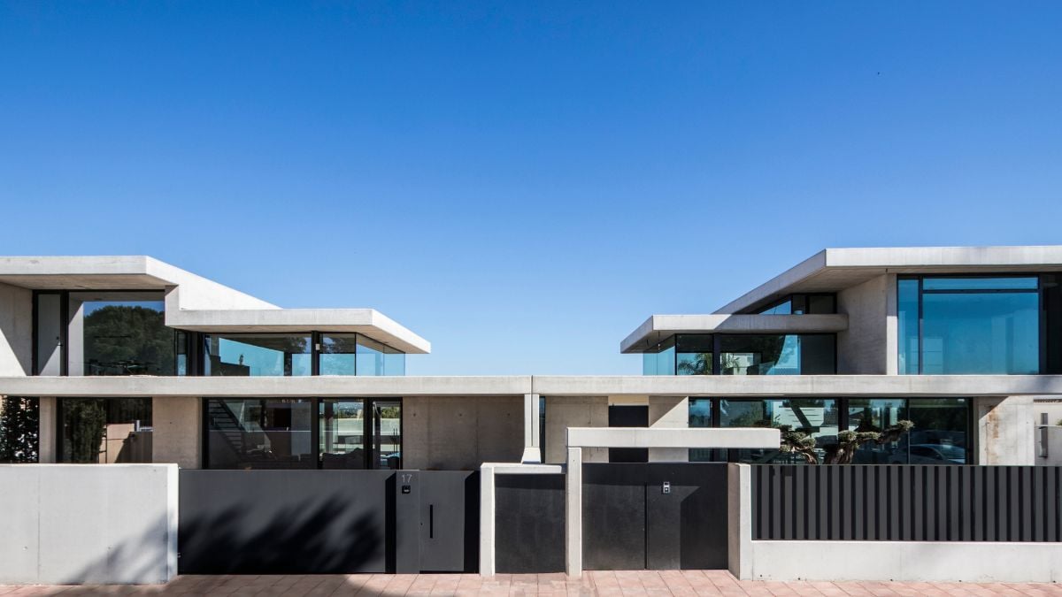 An extensive external shot at the entrance of Casa Altos, revealing the concrete influence of its design.
