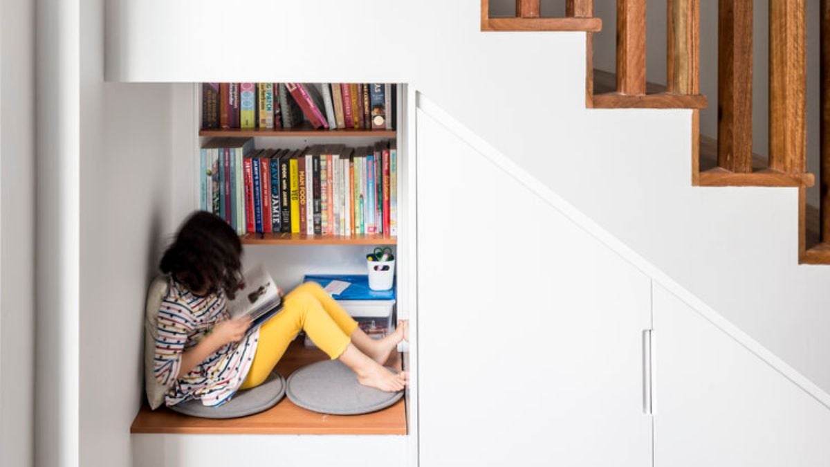 A clearer picture of the ideal study box with a bookshelf.