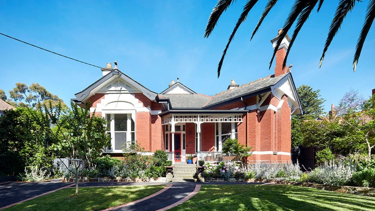 Conversely, the old structure has been preserved, maintaining the original identity and character of the house.