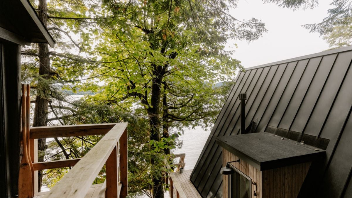 A visual representation of the side area of the Chalet_A house and its neighboring dwelling.