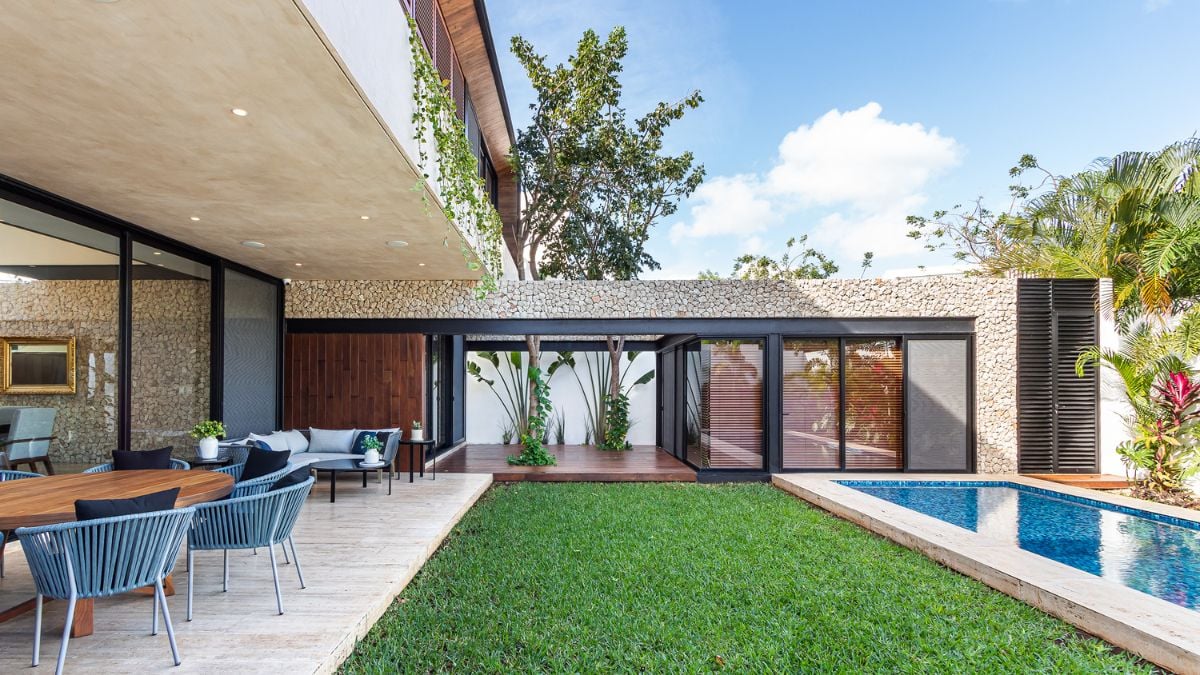 With fresh details and a different angle, the photograph emphasizes the versatility and beauty of the outdoor space, revealing new layers of functionality and aesthetics.
