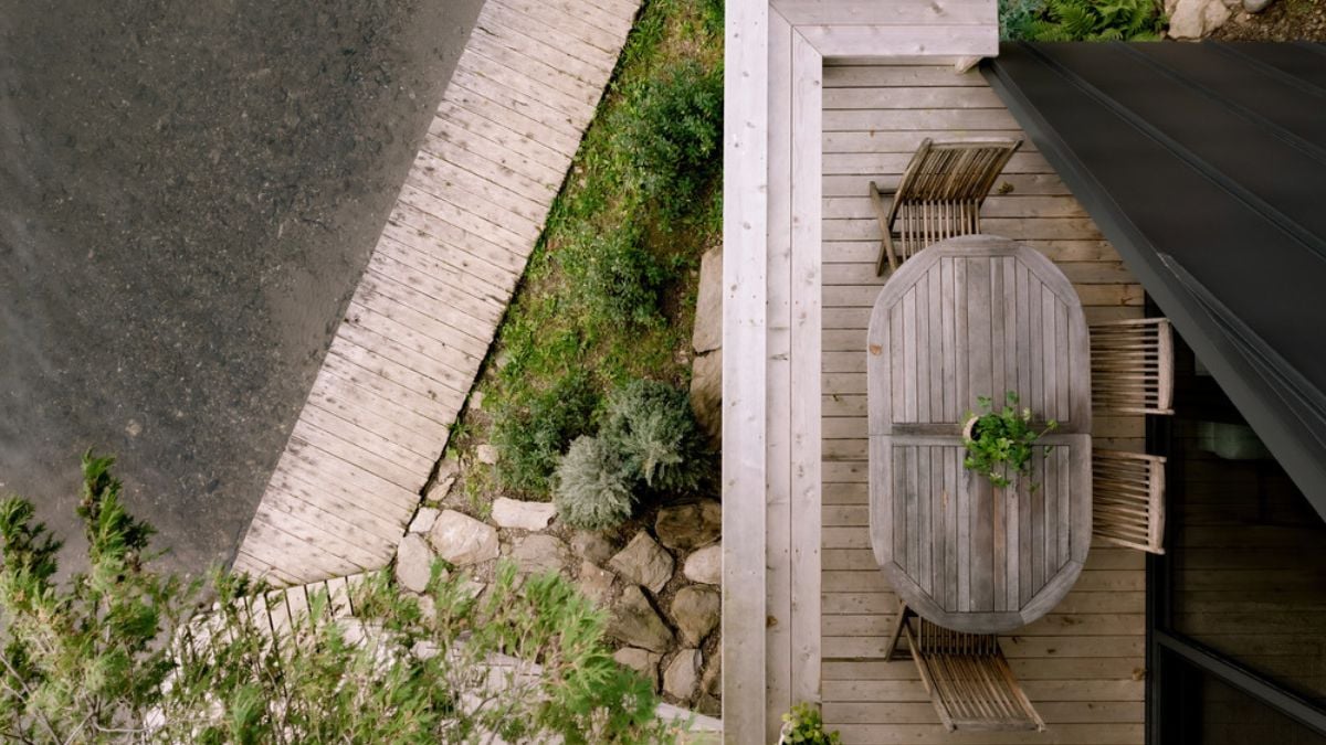 An overview of the house's compact terrace and the view in front of the property.