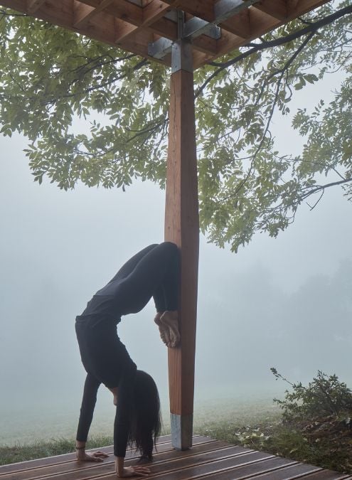 A detailed view of a specific part of the Yogapoint's light structure, namely the steel grid that is carried by a wooden column.