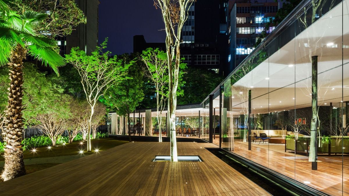 A glass house that draws inspiration from modernist architecture but innovates in terms of shape and detail to create an even lighter building was the subject of the project.
