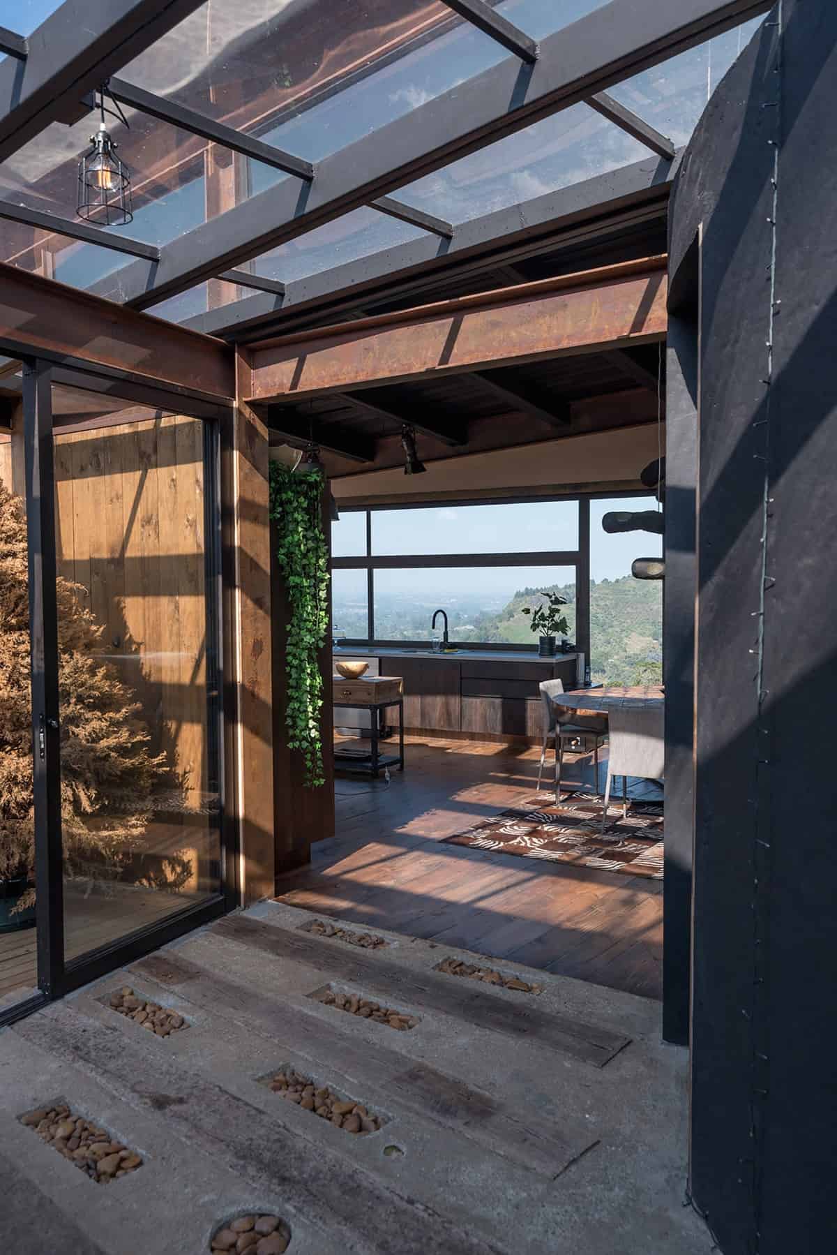 The corridor also leads to the eat-in kitchen flooded by natural light.