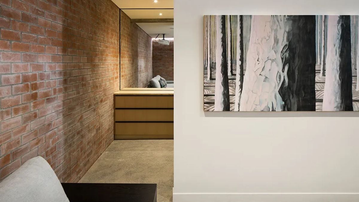 Brick walls that are cranked at specific locations tectonically and metaphorically link the new and the old.