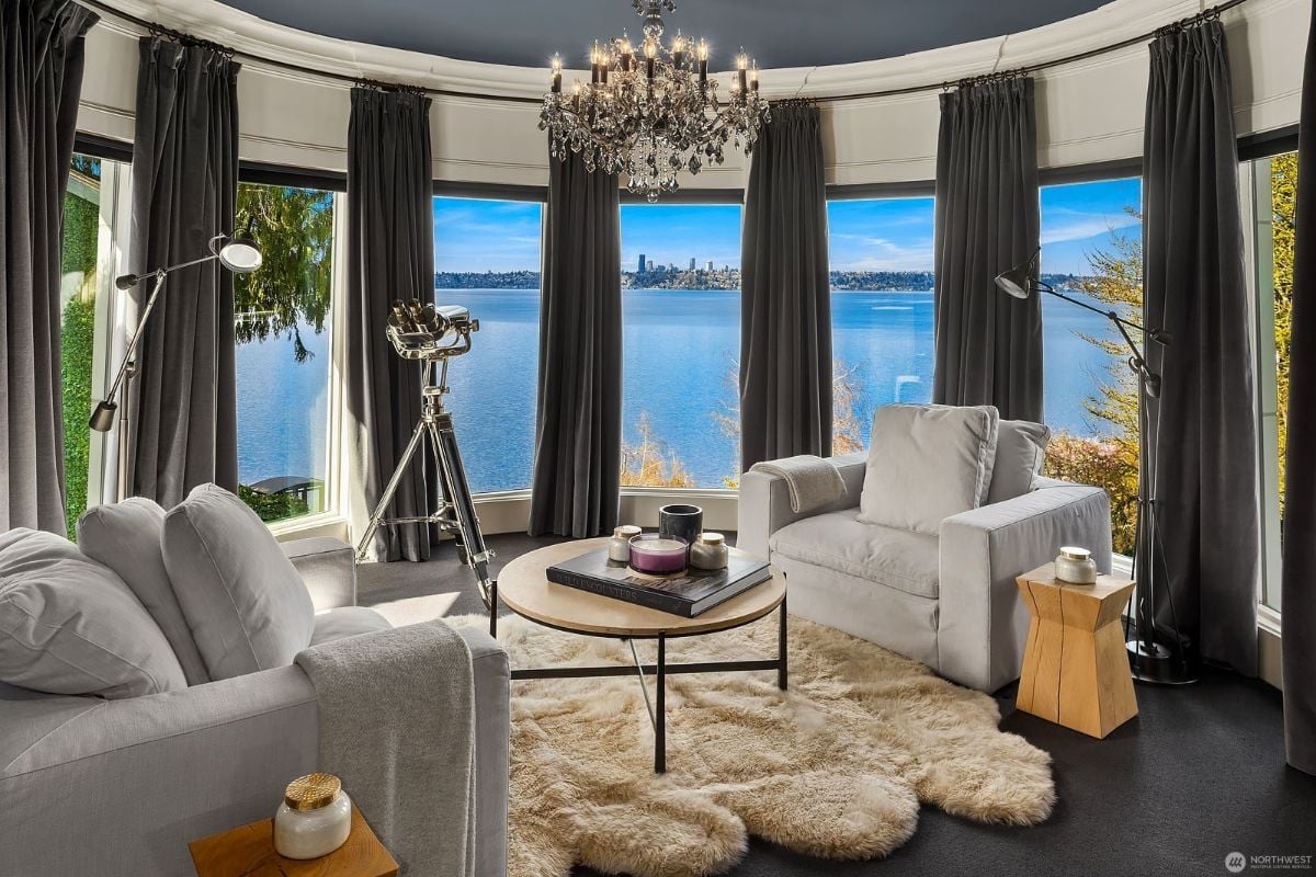 The round en-suite lounge is surrounded by glass walls that showcase the view of the sea.