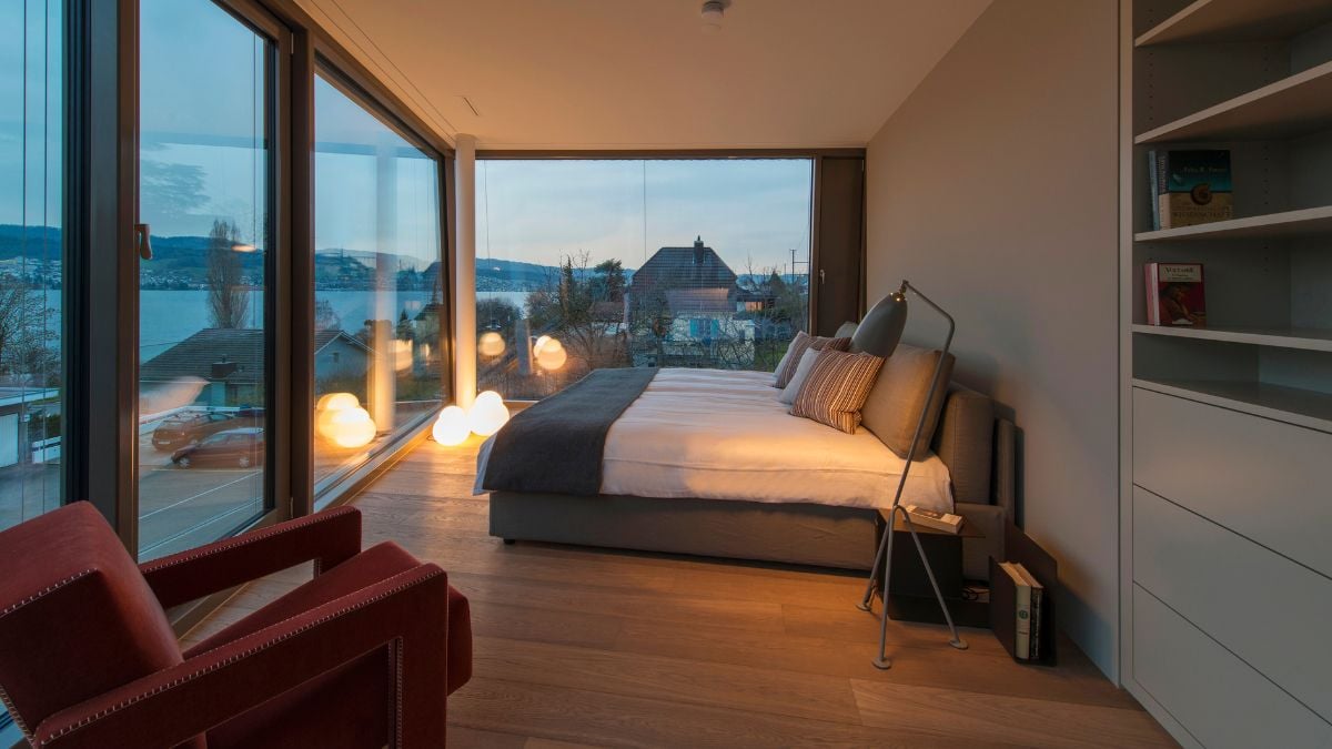 For the best sun heat gain control, the glass façades include external blinds and triple glazing.