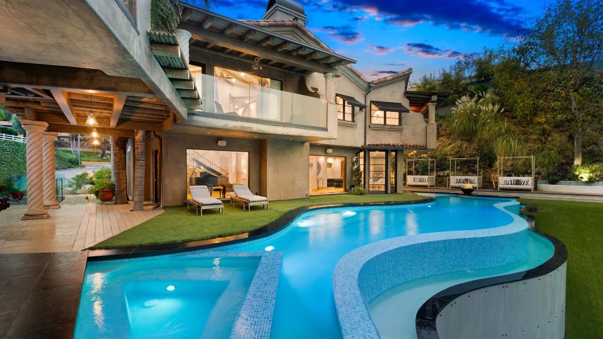 A vast resort-style backyard with a one-of-a-kind, art-inspired infinity pool and spa create a seamless connection with breath-taking views.