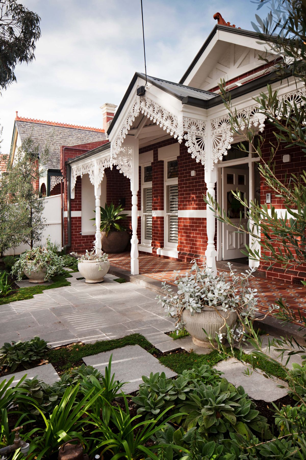 Albert Park House is a dramatic and moody renovation of an original 1900s heritage-listed Victorian terrace in Albert Park.