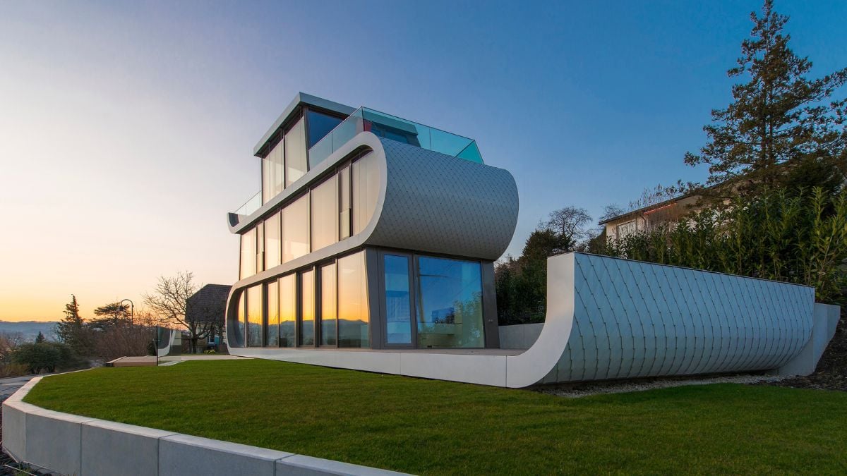 This house seems like a future ship that has drifted in from the lake and found a natural location to dock because it is so light and dynamic in appearance.