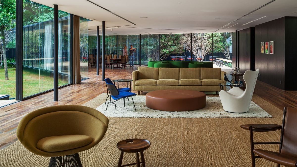 A delineation of the circulation areas is perceived in the delicate colonnaded structure that encircles the house, which also improves the distribution of experiences along its central axis.