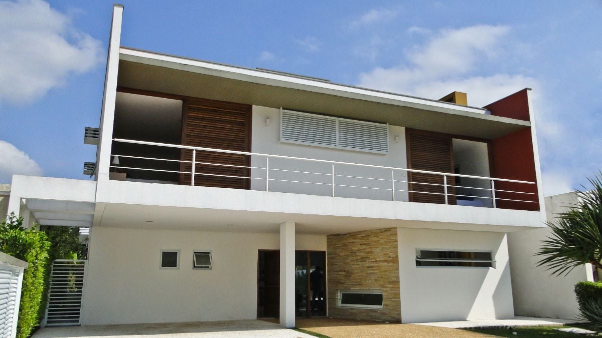 The exterior of the house is made of concrete paired with stones and woods, giving off a welcoming atmosphere.