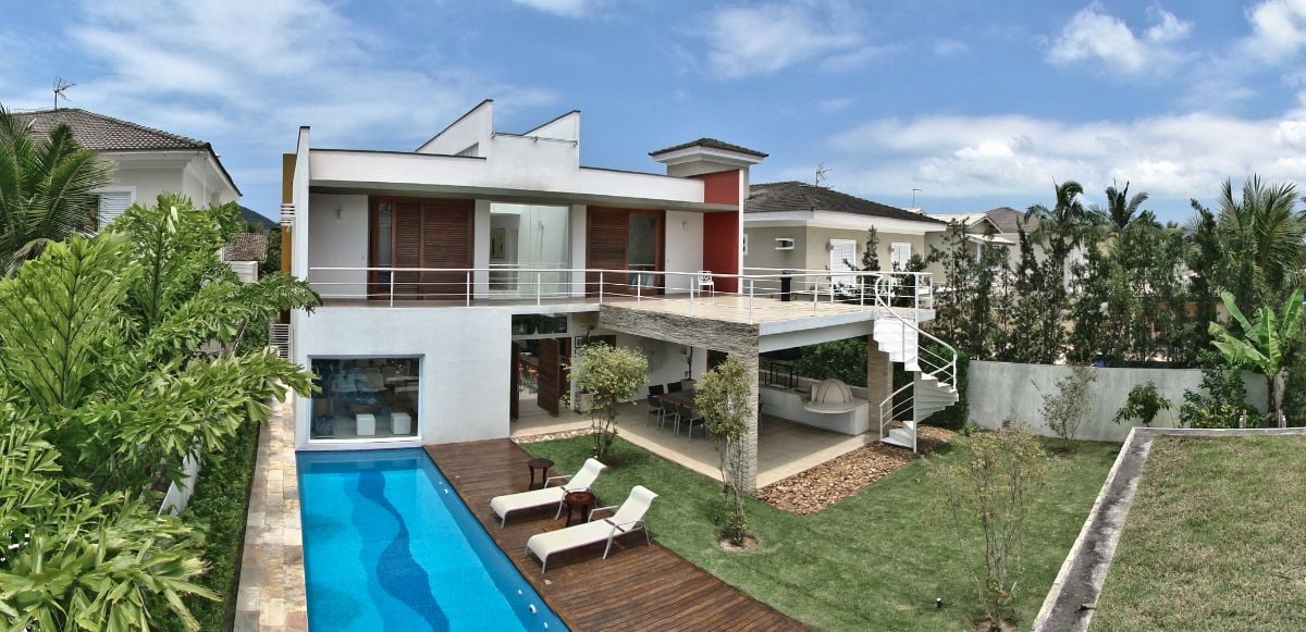 Full view of the backyard of the house with the pool and the terrace.