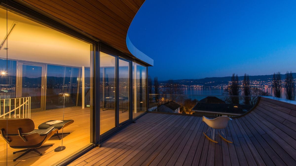 The studio on the top level, which has two roof terraces and panoramic views, is where the inner and outside come together in perfect harmony.