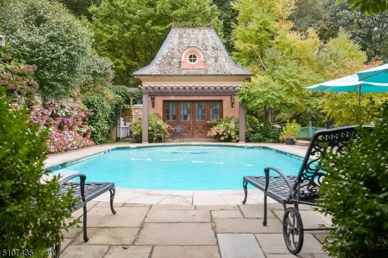 The house features a pool with sunloungers perfect for relaxation.