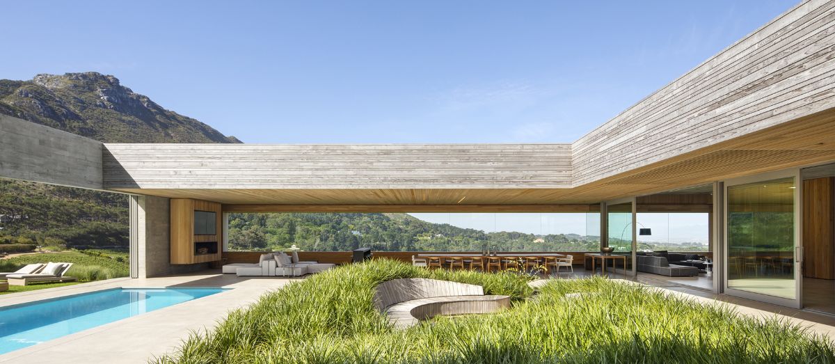 The courtyard and pool, which have a spectacular view of the majestic mountain.