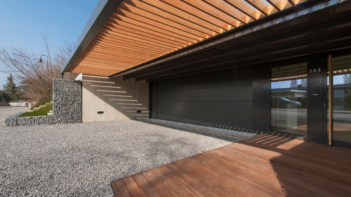 The design includes a floor layout that follows the railroad tracks and the shape of the site by sloping from wide to narrow.