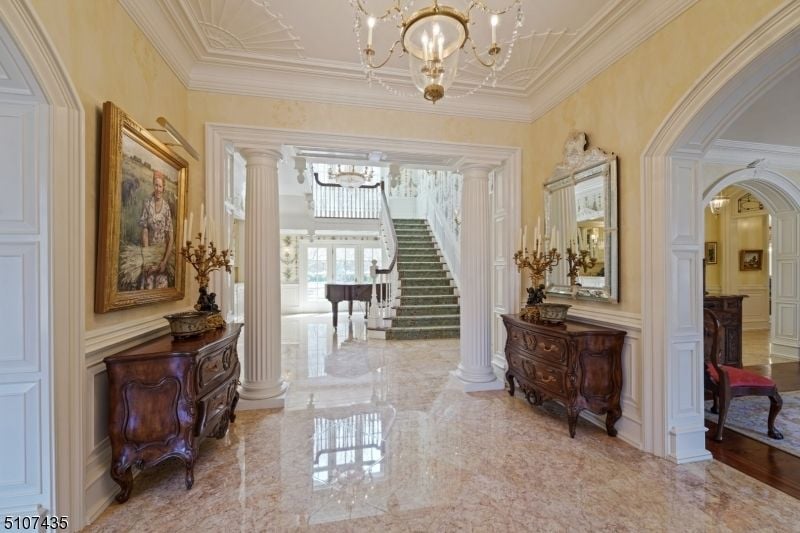At the entrance is the luxurious staircase, is the emphasis of the house together with the Doric pillars.
