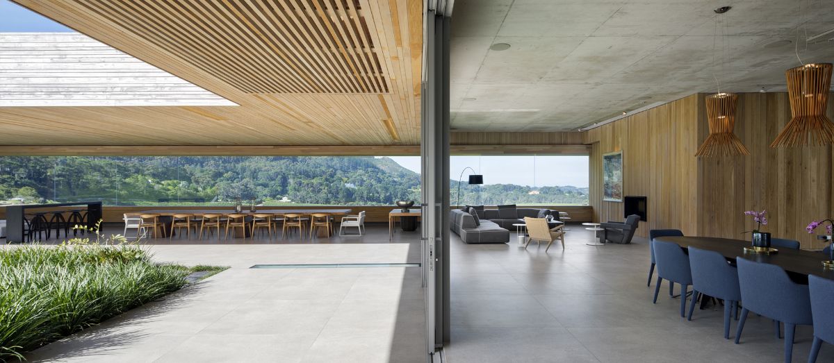 A direct relationship between minimalism interiors and large glazing courtyards.