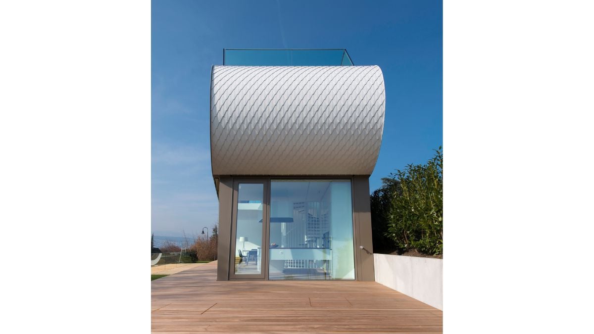 The eye is drawn up and around the building by the spectacular façade.
