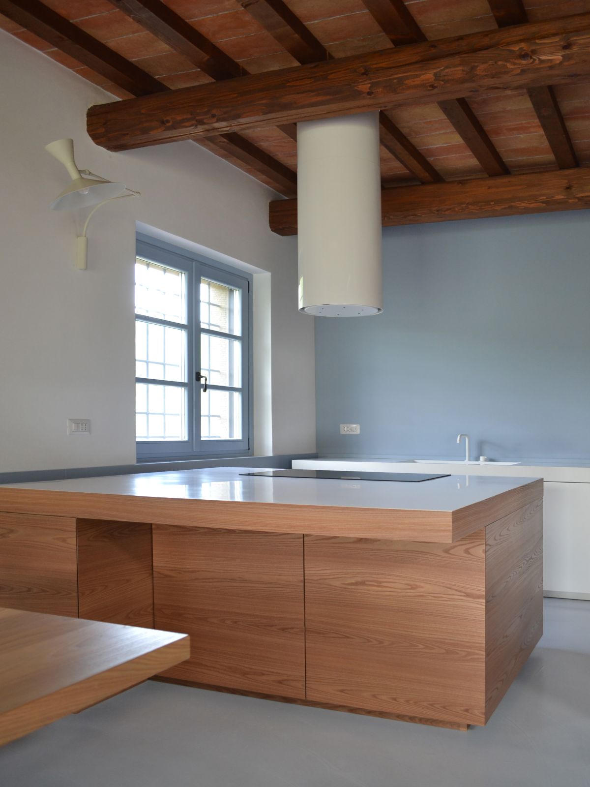 The kitchen area features a kitchen peninsula with a tile countertop.