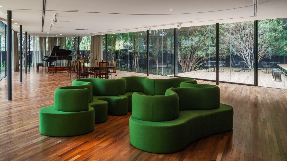 The hunt for a circular sofa without a primary usage point is established by this interpretation.