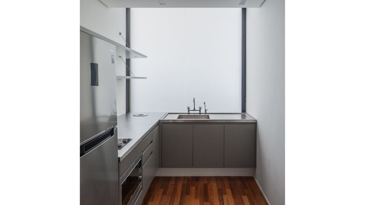 Furniture, finishes, and colors interact with the home's lightness and transparency.