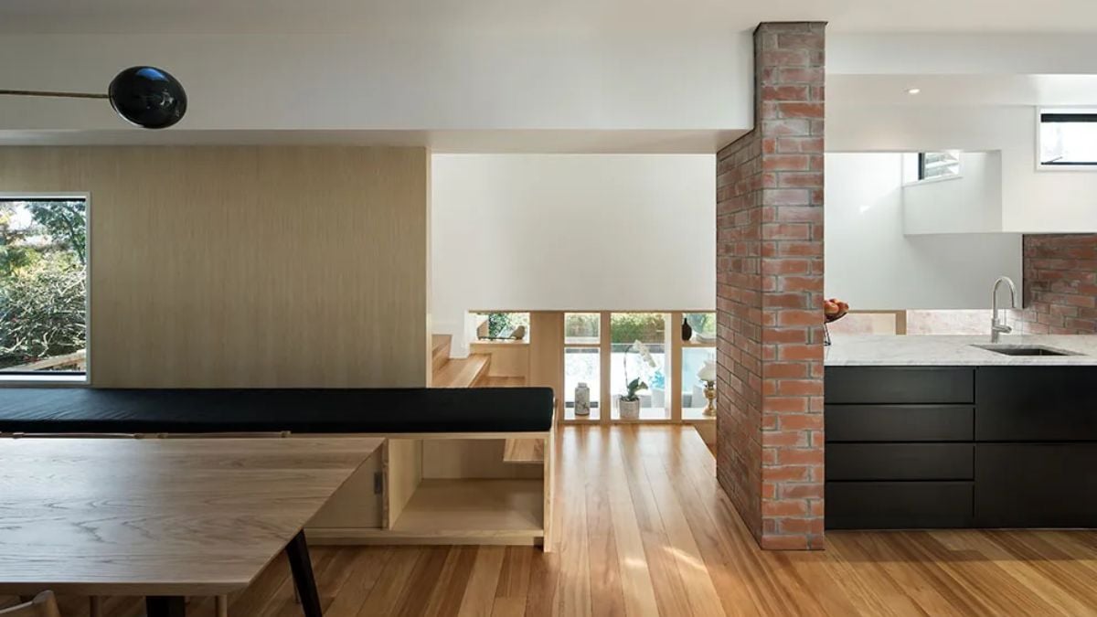The kitchen area's originality was provided by the bricks, which were clearly apparent there.