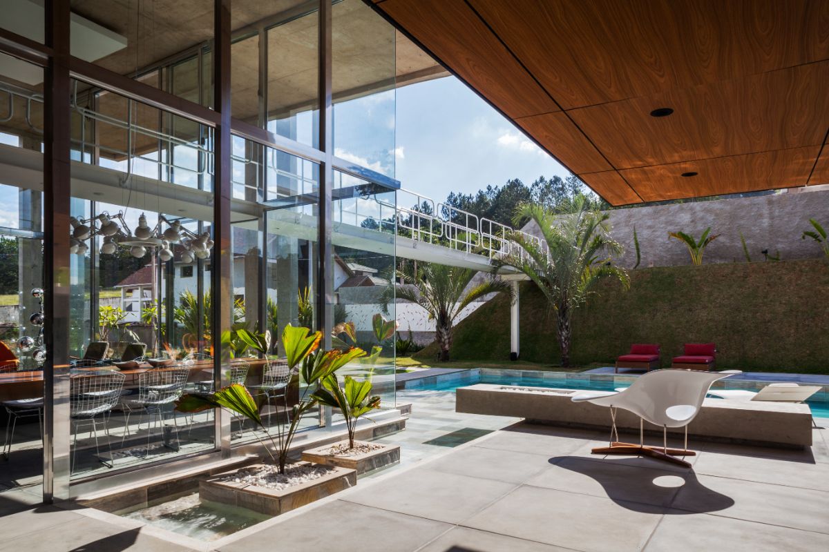 A view of the metallic walkways that connect the house to the outside slopes.